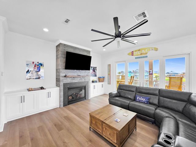 1060 Waterways Drive, Crystal Beach, TX 77650