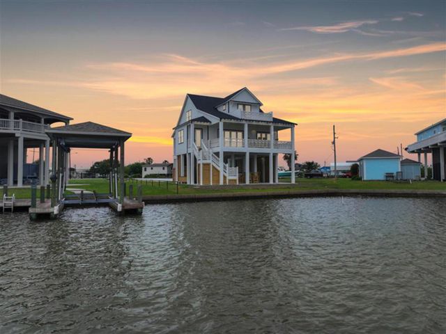 1060 Waterways Drive, Crystal Beach, TX 77650