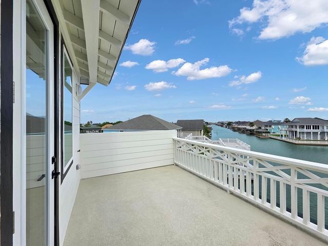 1060 Waterways Drive, Crystal Beach, TX 77650