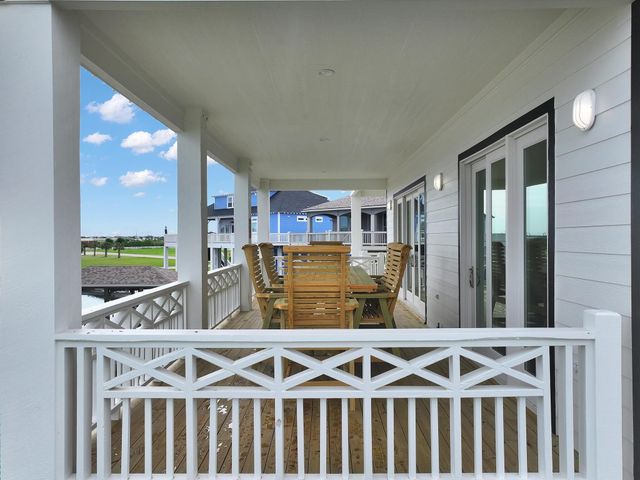 1060 Waterways Drive, Crystal Beach, TX 77650
