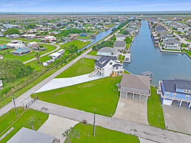 1060 Waterways Drive, Crystal Beach, TX 77650