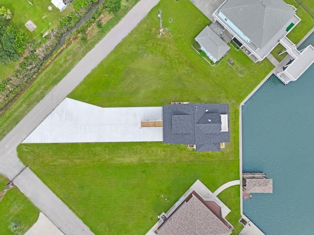 1060 Waterways Drive, Crystal Beach, TX 77650