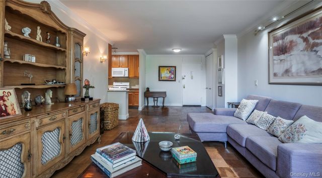 270-10 Grand Central Parkway 3F, Floral Park, NY 11005