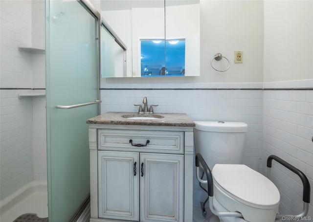 270-10 Grand Central Parkway 3F, Floral Park, NY 11005