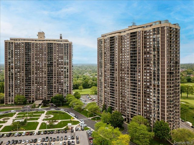 270-10 Grand Central Parkway 3F, Floral Park, NY 11005