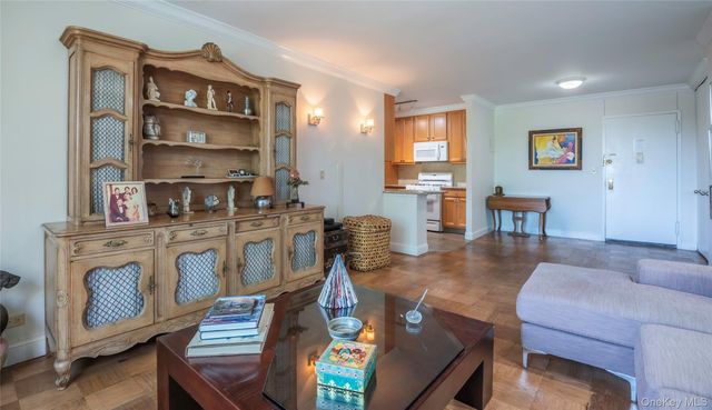 270-10 Grand Central Parkway 3F, Floral Park, NY 11005