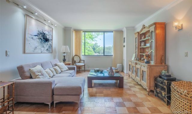 270-10 Grand Central Parkway 3F, Floral Park, NY 11005