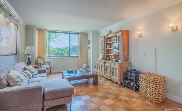 270-10 Grand Central Parkway 3F, Floral Park, NY 11005