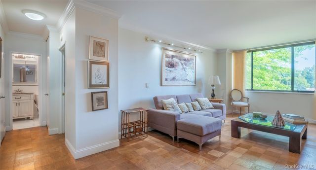 270-10 Grand Central Parkway 3F, Floral Park, NY 11005