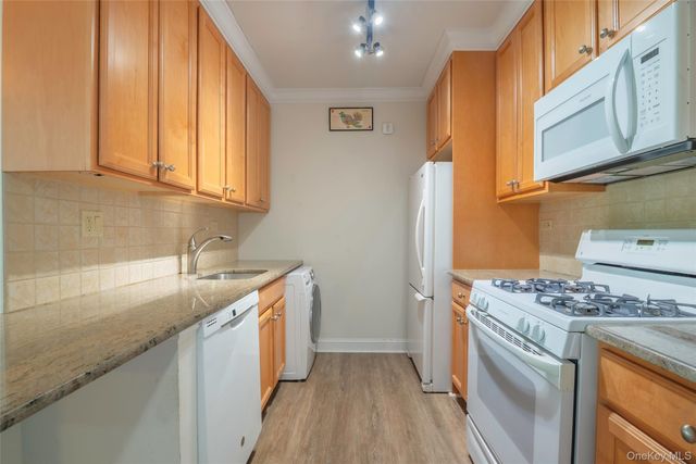 270-10 Grand Central Parkway 3F, Floral Park, NY 11005