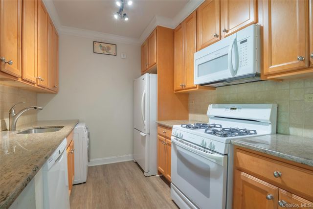 270-10 Grand Central Parkway 3F, Floral Park, NY 11005