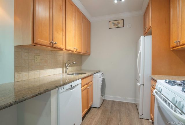 270-10 Grand Central Parkway 3F, Floral Park, NY 11005