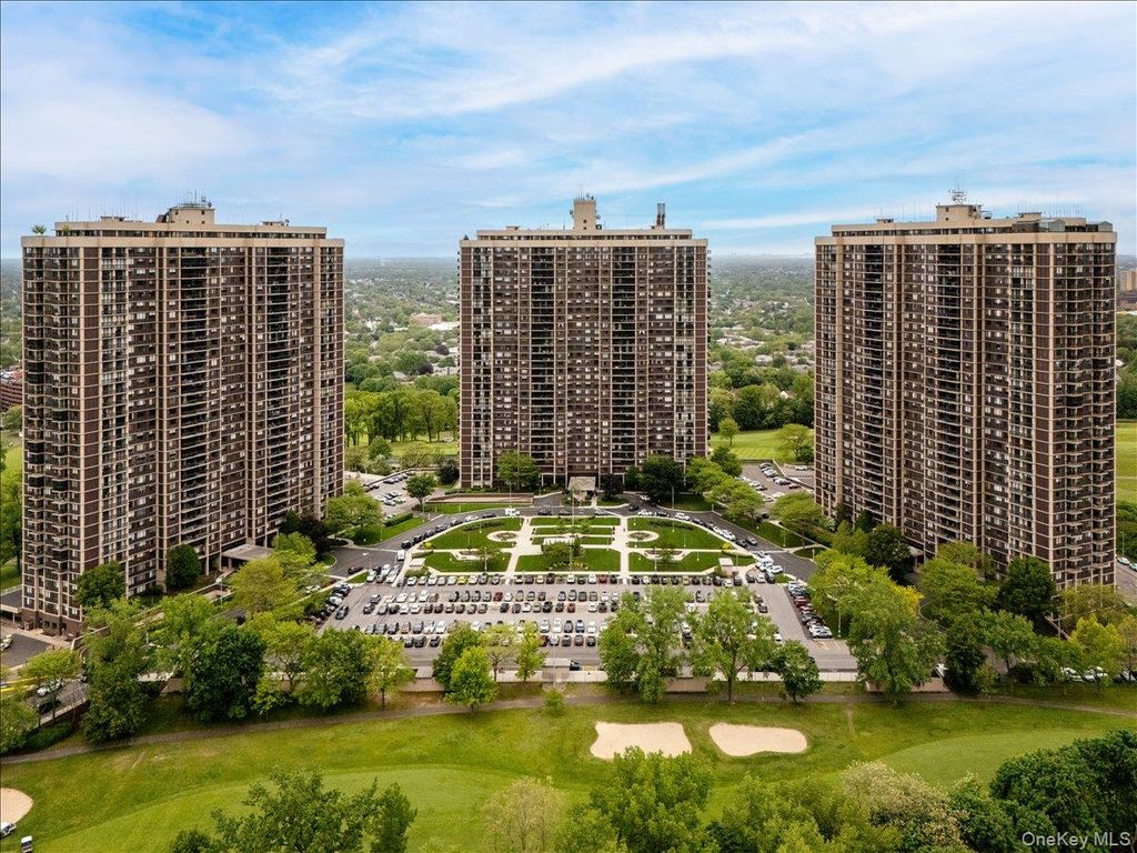 270-10 Grand Central Parkway 3F, Floral Park, NY 11005