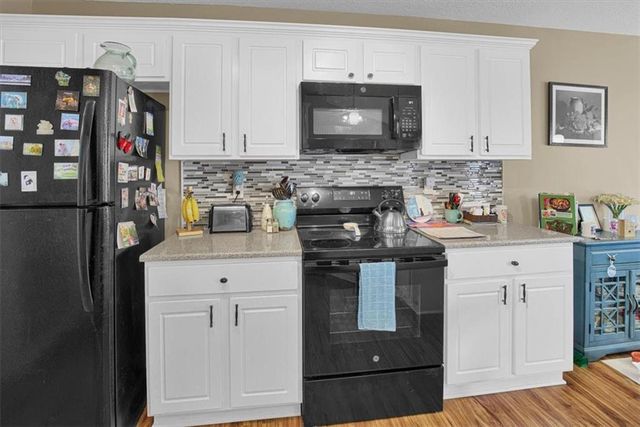 512 Brentwood Drive, Liberty, MO 64068
