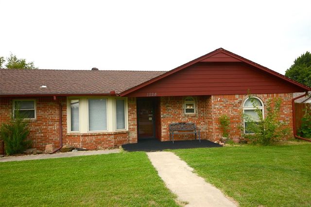 1224 NW 6th Place, Moore, OK 73170