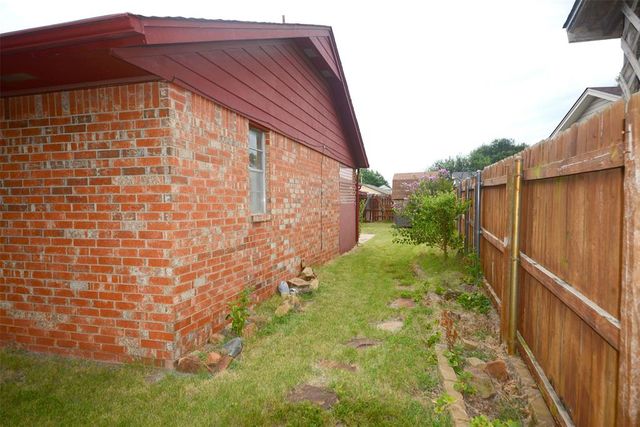 1224 NW 6th Place, Moore, OK 73170