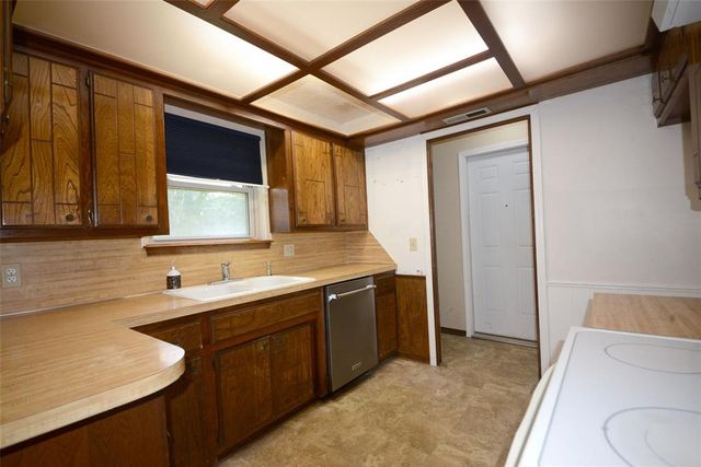 1224 NW 6th Place, Moore, OK 73170