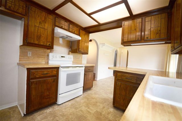 1224 NW 6th Place, Moore, OK 73170