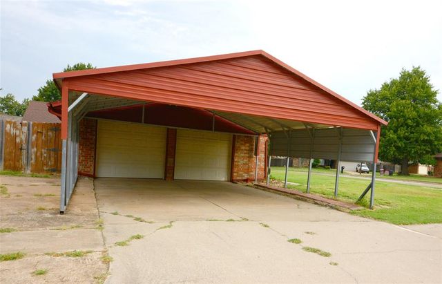 1224 NW 6th Place, Moore, OK 73170