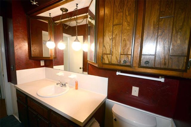 1224 NW 6th Place, Moore, OK 73170