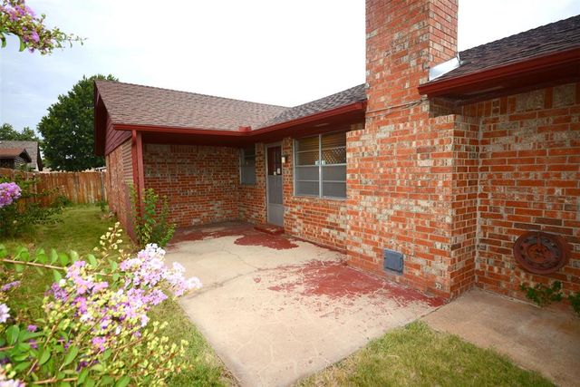 1224 NW 6th Place, Moore, OK 73170