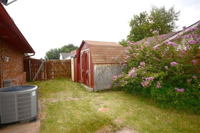 1224 NW 6th Place, Moore, OK 73170