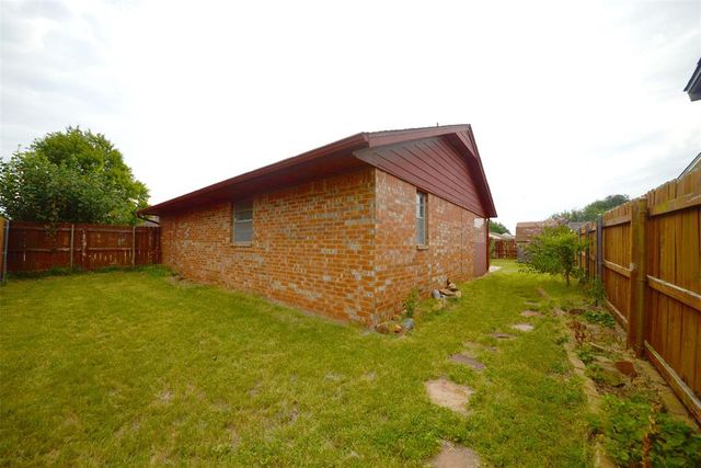 1224 NW 6th Place, Moore, OK 73170