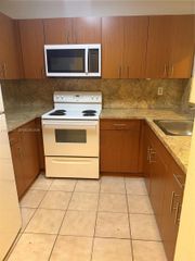 8185 NW 7th St 209, Miami, FL 33126