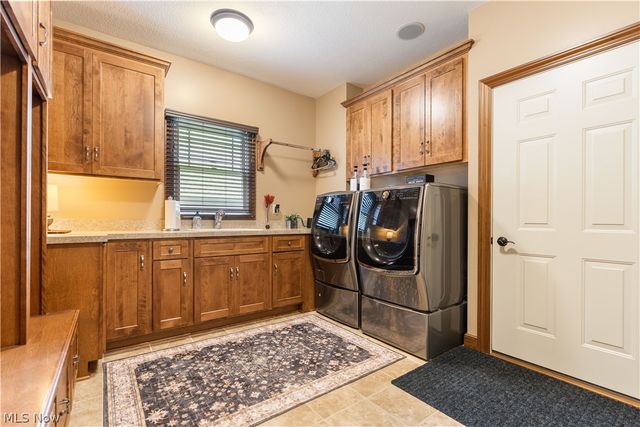 5850 Quarry Lake Drive SE, East Canton, OH 44730