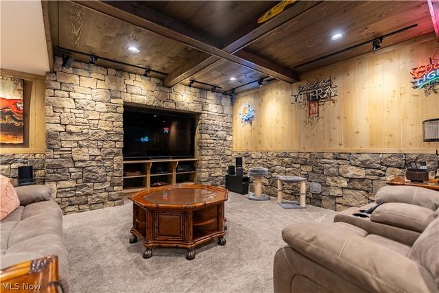 5850 Quarry Lake Drive SE, East Canton, OH 44730