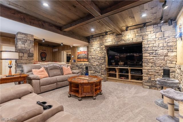 5850 Quarry Lake Drive SE, East Canton, OH 44730