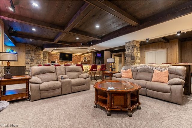 5850 Quarry Lake Drive SE, East Canton, OH 44730
