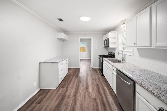 303 Shady Ln, Whitehouse, TX 75791