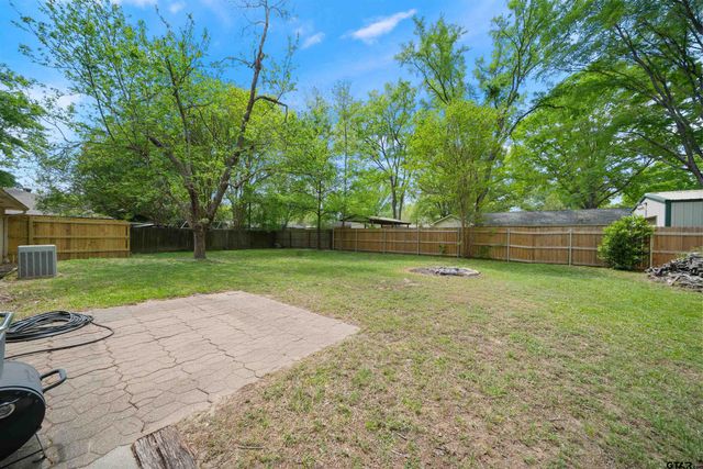 303 Shady Ln, Whitehouse, TX 75791