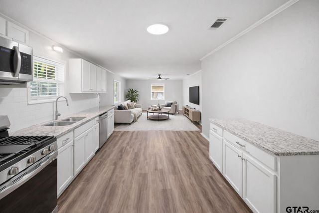 303 Shady Ln, Whitehouse, TX 75791