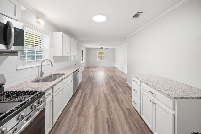 303 Shady Ln, Whitehouse, TX 75791