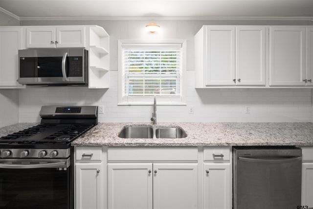 303 Shady Ln, Whitehouse, TX 75791