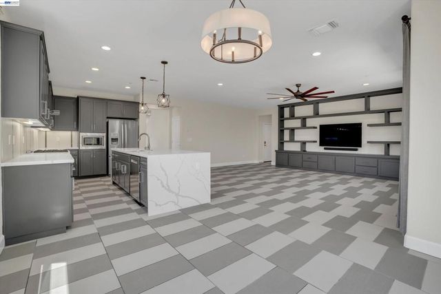 208 Halloran Ct, Brentwood, CA 94513