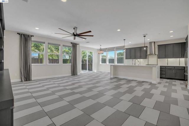 208 Halloran Ct, Brentwood, CA 94513