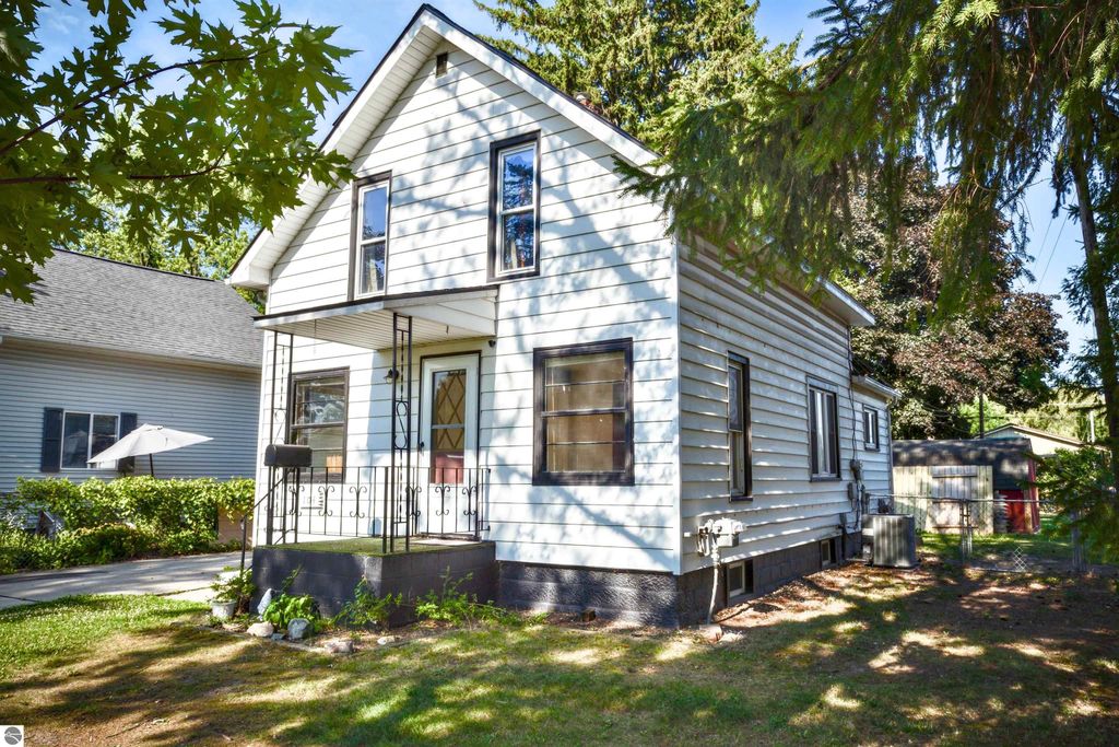 Image 1 of property listing at 104 Grove Avenue, Alma, MI 48801