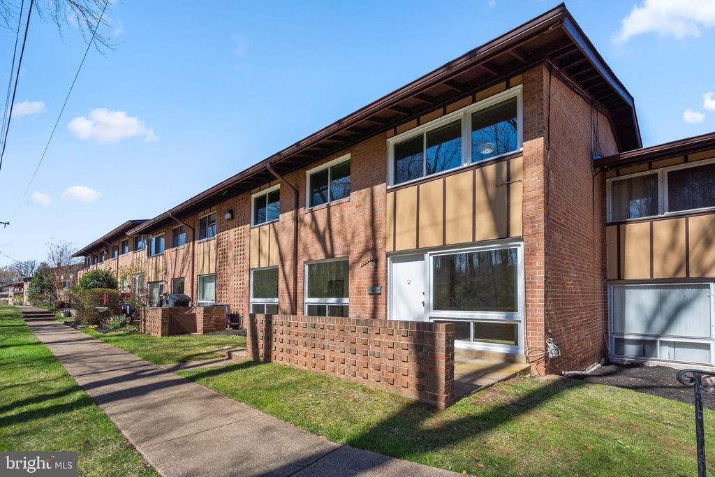 10009 FAIR WOODS DR, Fairfax, VA 22030