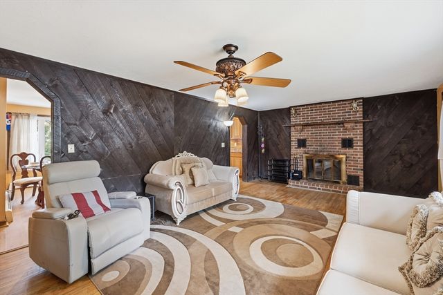 297 Whalom Rd, Lunenburg, MA 01462