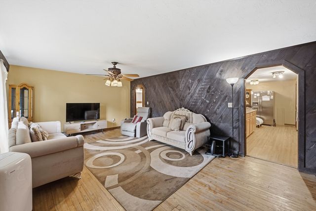 297 Whalom Rd, Lunenburg, MA 01462