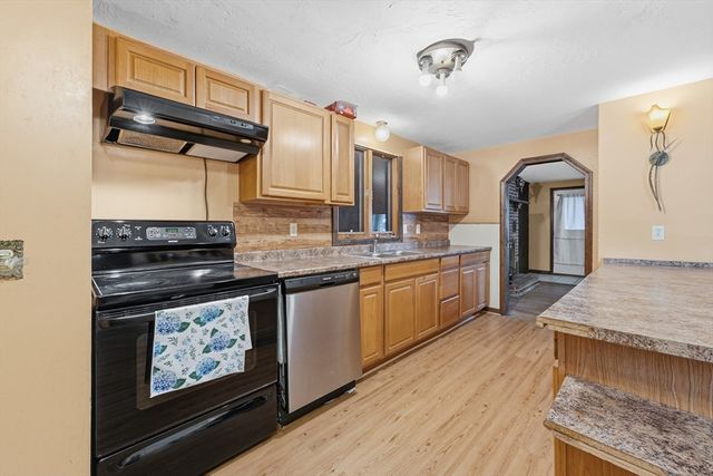 297 Whalom Rd, Lunenburg, MA 01462
