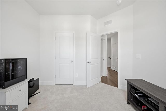 120 LEATHER FLOWER DR, Lake Frederick, VA 22630