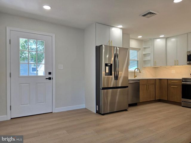 10 LINDEN LN, Levittown, PA 19054