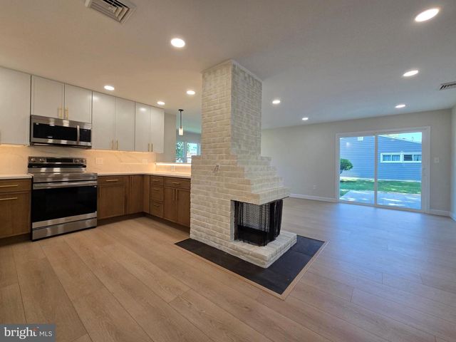 10 LINDEN LN, Levittown, PA 19054
