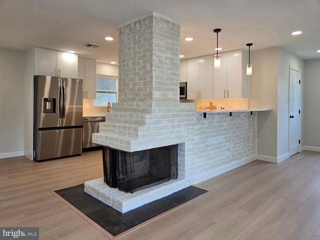 10 LINDEN LN, Levittown, PA 19054