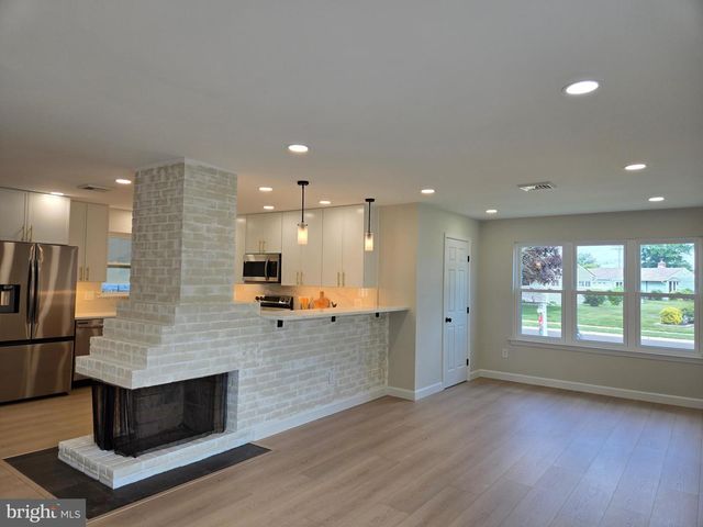 10 LINDEN LN, Levittown, PA 19054
