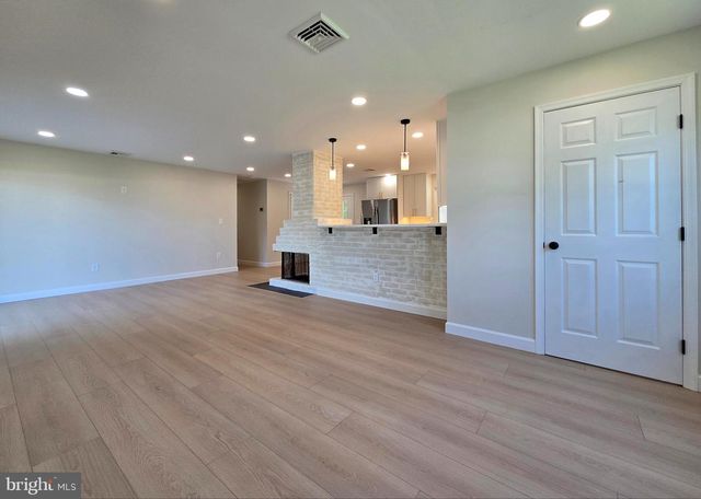 10 LINDEN LN, Levittown, PA 19054